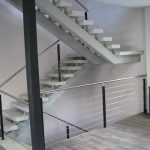 Teräsrunkoinen portaikko betonialkelmilla sopii ulko ja sisäkäyttöön.