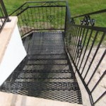 Teräksiet portaikot ulos metallisilla askelmilla, ulko portaat